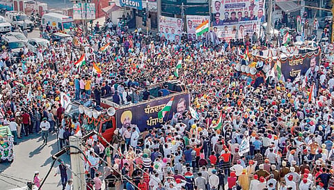 பஞ்சாப் சட்டப்பேரவைக்கு சமீபத்தில் நடந்த தேர்தலில் ஆம் ஆத்மி கட்சி வெற்றி பெற்று ஆட்சியைக் கைப்பற்றியது. இதையொட்டி, அமிர்தசரசில் நேற்று நடந்த வெற்றி ஊர்வலத்தில் டெல்லி முதல்வரும் ஆம் ஆத்மி கட்சித் தலைவருமான அர்விந்த் கேஜ்ரிவால், பஞ்சாப் முதல்வராக பதவியேற்க உள்ள பகவந்த் மான் ஆகியோர் கலந்து கொண்டு மக்களுக்கு நன்றி தெரிவித்தனர்.  ஊர்வலத்தில் ஏராளமானோர் திரண்டனர். படம்: பிடிஐ