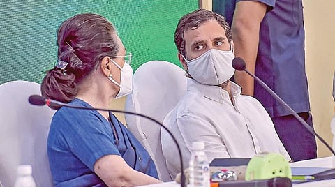 டெல்லியில் நேற்று நடைபெற்ற காங்கிரஸ் கட்சியின் செயற்குழு கூட்டத்தில் கலந்துகொண்ட கட்சியின் தற்காலிகத் தலைவர் சோனியா காந்தியுடன் உரையாடும் காங்கிரஸ் மூத்த தலைவர் ராகுல் காந்தி. படம்:பிடிஐ.