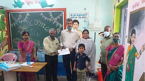 புதுச்சேரியில் 2 ஆண்டுகளுக்குப் பின் மழலையர் வகுப்புகள் திறப்பு: அரசுப் பள்ளியில் மகனைச் சேர்த்த கல்வித்துறை இயக்குநர்