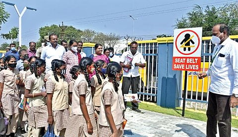 தூத்துக்குடியில் ஸ்மார்ட் சிட்டி திட்டத்தின் கீழ் அமைக்கப்பட்டுள்ள போக்குவரத்து பூங்காவை மாணவ, மாணவிகள் பார்வையிடும் நிகழ்ச்சியை அமைச்சர் பெ.கீதாஜீவன் தொடங்கி வைத்தார் . உடன் மேயர் ஜெகன் பெரியசாமி, ஆணையர் தி.சாரு உள்ளிட்டோர். படம்: என்.ராஜேஷ்