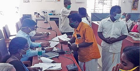 173-வது முறையாக மனு அளித்து, கள்ளக்குறிச்சி ஆட்சியரிடம்  ஆக்கிர மிப்பு பற்றி விளக்கும் விவசாயி காந்தி.