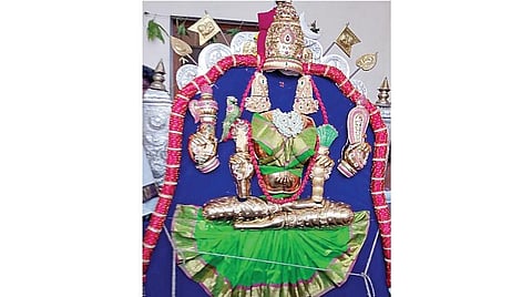 காஞ்சிபுரம் காமாட்சி அம்மனுக்கு அணிவிக்கப்பட்ட தங்கக் கவசம்.