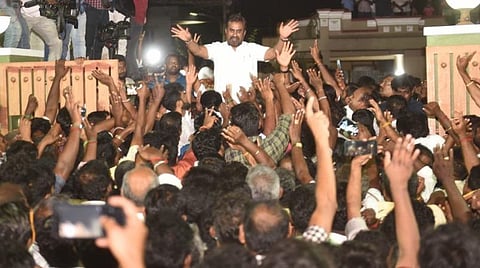 கோவையில் இன்று இரவு, வீட்டு முன்பு திரண்டிருந்த அதிமுகவினரை சந்தித்த முன்னாள் அமைச்சர் எஸ்.பி.வேலுமணி.   |  படங்கள்: ஜெ.மனோகரன்