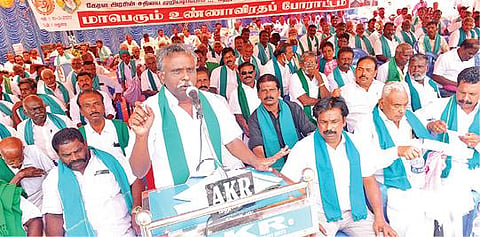 மதுரை பழங்காநத்தத்தில் நடைபெற்ற உண்ணாவிரதத்தில் பேசிய தமிழக அனைத்து விவசாயிகள் சங்கங்களின் கூட்டமைப்புத் தலைவர் பி.ஆர்.பாண்டியன். படம்:எஸ். கிருஷ்ணமூர்த்தி