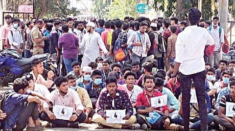 ஹிஜாப் தடை செல்லும் என்ற கர்நாடக உயர் நீதிமன்றத்தின் தீர்ப்புக்கு எதிர்ப்புத் தெரிவித்து சென்னை புதுக் கல்லூரியில் நேற்று உள்ளிருப்புப் போராட்டத்தில் ஈடுபட்ட மாணவர்கள்.