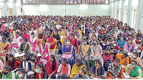 பயிற்சி முகாமில் பங்கேற்ற மாணவிகள்.படங்கள்: பு.க.பிரவீன்