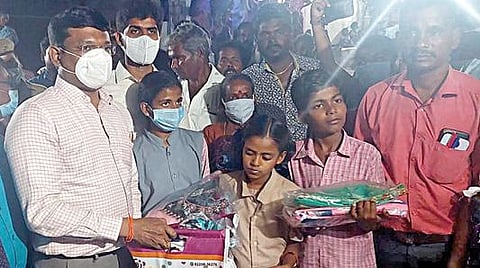திருவண்ணாமலை மாவட்டம் ஆரணி அருகே பெற்றோரை இழந்து தவித்த 3 சிறுவர்களுக்கு நலத்திட்ட உதவிகளை வழங்கிய ஆட்சியர் பா.முருகேஷ்.