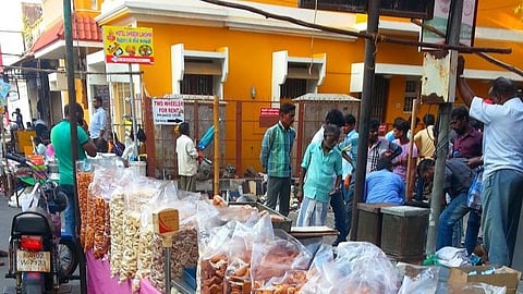 புதுச்சேரி: சண்டே மார்க்கெட்டை இடமாற்றம் செய்ய வேண்டாம்