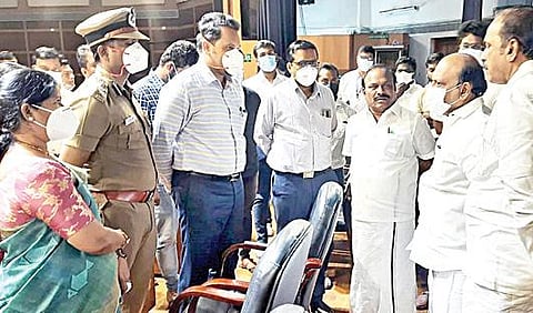 வண்டலூரில் தனியார் துறை வேலை வாய்ப்பு முகாம் ஏற்பாடுகள் தொடர்பாக அமைச்சர்கள் ஆய்வு மேற்கொண்டனர்.