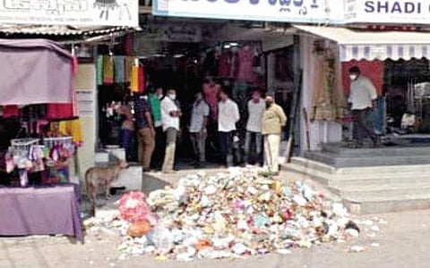 ஆந்திராவில் வரி செலுத்தாத கடைகள் முன் குப்பையை குவித்த மாநகராட்சி ஊழியர்கள்
