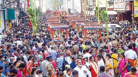சென்னை மயிலாப்பூர் கபாலீஸ்வரர் கோயில் பங்குனிப் பெருவிழாவை முன்னிட்டு அறுபத்துமூவர் வீதியுலா நேற்று நடைபெற்றது. இதில் ஆயிரக்கணக்கான பக்தர்கள் கலந்து கொண்டனர். 		  படம்: பு.க.பிரவீன்