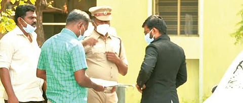 களக்காடு அருகே பிரபல ரவுடி நீராவி முருகன் என்கவுன்ட்டரில் சுட்டுக் கொலை செய்யப்பட்ட விவகாரம் தொடர்பாக நாங்குநேரி நீதிமன்ற நீதித்துறை நடுவர் ராம்கிஷோர் நேற்று விசாரணை மேற்கொண்டார்.