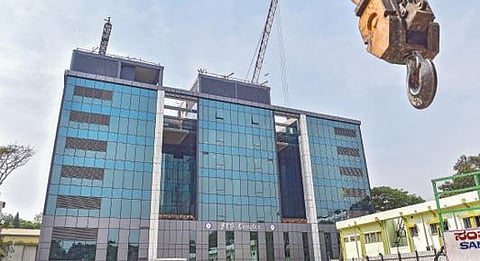 ராணுவ ஆராய்ச்சிக்காக கர்நாடக மாநிலம் பெங்களூருவில் 45 நாட்களில் அதிநவீன தொழில்நுட்பத்துடன் 7 அடுக்கு கொண்ட கட்டிடம் கட்டி முடிக்கப்பட்டது. பாதுகாப்பு ஆராய்ச்சி மற்றும் மேம்பாட்டு கழகம் (டிஆர்டிஓ) இக்கட்டிடத்தை கட்டி முடித்துள்ளது. படம்: பிடிஐ