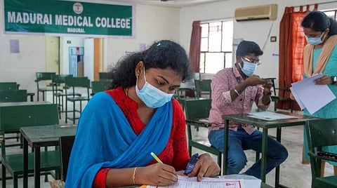 தமிழக பட்ஜெட் 2022-23 | 7.5% ஒதுக்கீட்டில் கல்லூரிகளில் சேரும் அரசுப் பள்ளி மாணவர்களின் கட்டணங்களுக்காக ரூ.204 கோடி ஒதுக்கீடு 