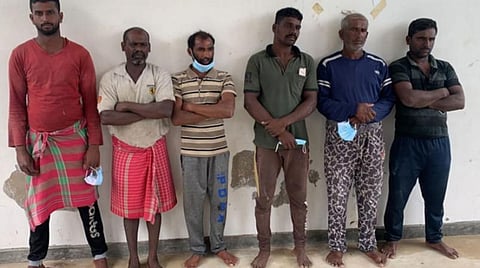 நம்புதாளை நாட்டுப்படகு மீனவர்கள்.