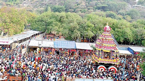 பழநி பங்குனி உத்திரத் திருவிழாவையொட்டி கிரி வீதிகளில் வலம் வந்த தேர். (உள்படம்) தேரில் எழுந்தருளிய வள்ளி, தெய்வானை சமேத முத்துக்குமார சுவாமி.  (அடுத்த படம்) ஓசூரில் நடந்த சந்திரசூடேஸ்வரர் கோயில் தேர் திருவிழாவில் திரளான பக்தர்கள் பங்கேற்று தேரை வடம் பிடித்து இழுத்தனர்.