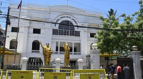 அதிமுக உட்கட்சி தேர்தலை எதிர்த்து வழக்கு தொடர அனுமதி கோரல்: ஒருங்கிணைப்பாளர்கள் பதிலளிக்க உத்தரவு