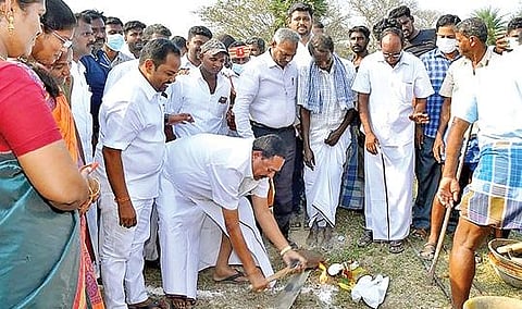நெமிலி பேரூராட்சியில் நகர்புற வேலைவாய்ப்பு திட்டத்தை அமைச்சர் ஆர்.காந்தி நேற்று தொடங்கி வைத்தார். அருகில், மாவட்ட ஆட்சியர் பாஸ்கர பாண்டியன் உள்ளிட்டோர்.