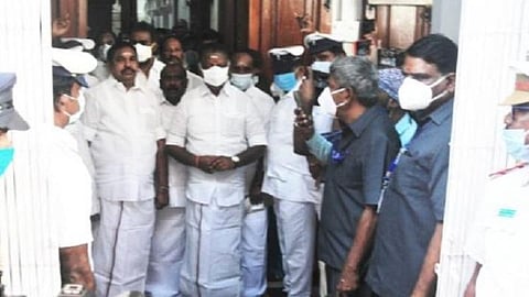 சட்டப்பேரவை கூட்டத் தொடர் தொடர்பாக அதிமுக எம்எல்ஏக்களுடன் ஓபிஎஸ், இபிஎஸ் ஆலோசனை: குற்றச்சாட்டுக்களுக்கு எதிர்க்குரல் கொடுக்க தயாராக இருக்க அறிவுறுத்தல்