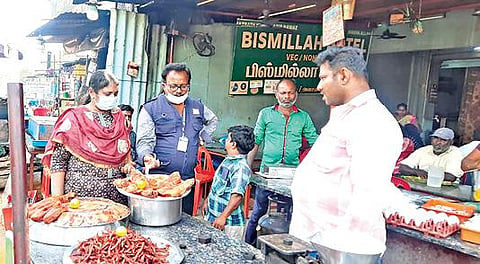 தருமபுரி மாவட்டம் ஒகேனக்கல்லில் மீன் வருவல் விற்பனைக் கடைகளில் ஆய்வு செய்த, மாவட்ட உணவுப் பாதுகாப்பு நியமன அலுவலர் மருத்துவர் பானு சுஜாதா குழுவினர்.
