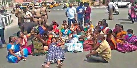 சேலம் ஆட்சியர் அலுவலகம் முன்பு மறியலில் ஈடுபட்ட மாணவர் சஞ்சய் கண்ணனின் பெற்றோர் மற்றும் உறவினர்கள்.