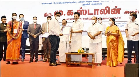 இன்று தமிழக அரசு ஏற்பாடு செய்துள்ள வண்டலூரில் நடைபெற்ற தனியார் வேலைவாய்ப்பு முகமில் பங்கேற்ற இளைஞருக்கு முதல்வர் பணிநியமன ஆணை வழங்குகிறார்.