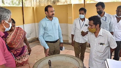 கோவை மாநகராட்சி சீரநாயக்கன்பாளையம் சா.பூ.வி. அரசு மேல்நிலைப்பள்ளியில் நடைபெற்ற பள்ளி மேலாண்மைக் குழு கூட்டத்துக்கு பிறகு பள்ளி வளாகத்தை ஆய்வு செய்த மாவட்ட ஆட்சியர் ஜி.எஸ்.சமீரன்.