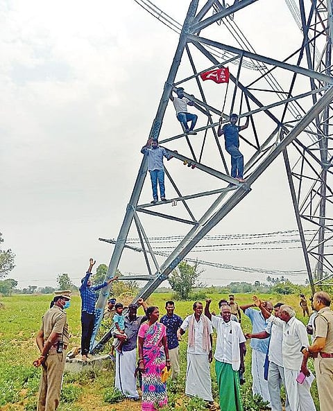 வந்தவாசி அடுத்த பாஞ்சரை கூட்டு சாலையில் உயர்மின் கோபுரம் மீது ஏறி போராட்டம் நடத்திய தமிழ்நாடு விவசாயிகள் சங்கத்தினர்.