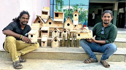 பறவை கூண்டுகளுடன் நரிக்குறவர் இளைஞர்கள் மணிகண்டன், விஜயகுமார்.
