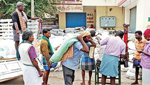 கிருஷ்ணகிரி பழையபேட்டை புளி சந்தைக்கு விற்பனைக்கு விவசாயிகள் கொண்டு வரும் புளி மூட்டைகளை எடையிட்டு ஏலத்துக்காக அடுக்கி வைக்கும் பணியில் ஈடுபட்டுள்ள தொழிலாளர்கள்.