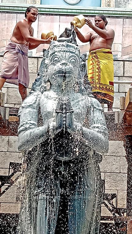 பங்குனி மாதம் முதல் ஞாயிற்றுக்கிழமையை முன்னிட்டு நேற்று நாமக்கல் ஆஞ்சநேயர் கோயிலில் சுவாமிக்கு 1,008 லிட்டர் பாலபிஷேகம் நடைபெற்றது.