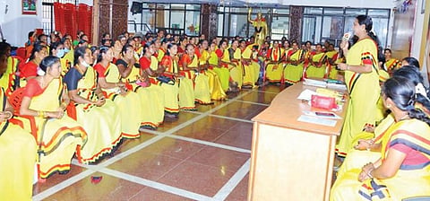 சென்னையில் நேற்று நடைபெற்ற அனைத்து மாவட்ட தேமுதிக மகளிரணி நிர்வாகிகள் ஆலோசனைக் கூட்டத்தில் பேசினார் கட்சியின் பொருளாளர் பிரேமலதா விஜயகாந்த்.