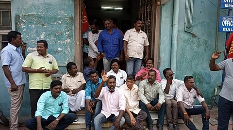 காரைக்காலில் பொதுப்பணித் துறை வவுச்சர் ஊழியர்கள் உள்ளிருப்பு போராட்டம்