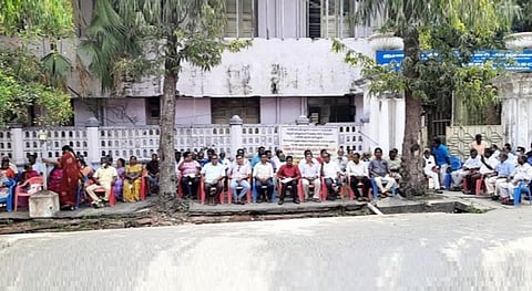 காரைக்கால் உள்ளாட்சித்துறை துணை இயக்குநர் அலுவலகம் முன்பு காத்திருப்பு போராட்டத்தில் ஈடுபட்ட உள்ளாட்சி ஊழியர்கள்