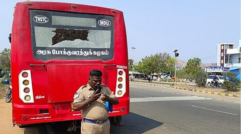 மாணவர்கள் கல்எறிந்ததால் கண்ணாடி உடைந்த நிலையில் அரசுப் பேருந்து.
