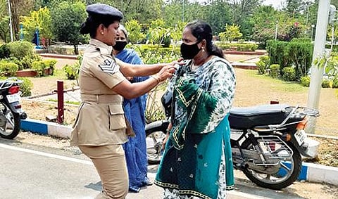 திருவண்ணாமலை மாவட்ட ஆட்சியர் அலுவலகத்தில் நேற்று மண்ணெண்ணெய் ஊற்றி தற்கொலைக்கு முயன்ற பெண்ணின் செயலை தடுத்து நிறுத்திய பெண் காவலர்.