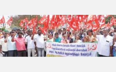 ஓசூர், சூளகிரி பகுதியில் விவசாய நிலங்களில் சிப்காட் அமைக்க எதிர்ப்பு தெரிவித்து, தமிழ்நாடு விவசாயிகள் சங்கம் மற்றும் பாதிக்கப்படும் விவசாயிகள், கிருஷ்ணகிரி ஆட்சியர் அலுவலகம் எதிரே மனுக் கொடுக்கும் போராட்டத்தில் ஈடுப்பட்டனர்.