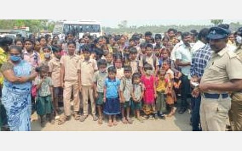 ஆட்சியரிடம் மனு அளிக்க குடும்பத்தினரோடு வந்திருந்த குடியிருப்புவாசிகள்.