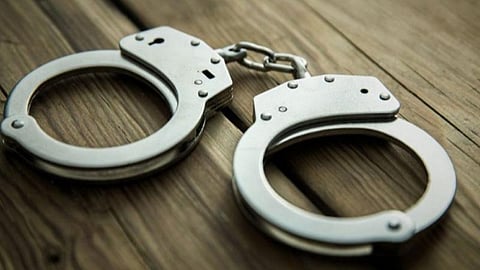 விருதுநகரில் காதலிப்பது போல ஏமாற்றி இளம்பெண்ணை மிரட்டி பாலியல் வன்கொடுமை: பள்ளி மாணவர்கள் 4 பேர் உட்பட 8 பேர் கைது