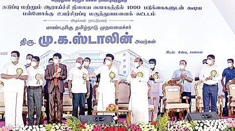 சென்னை கிண்டி, கிங் நோய் தடுப்பு மற்றும் ஆராய்ச்சி நிலைய வளாகத்தில் ரூ.230 கோடி மதிப்பீட்டில் கட்டப்படவுள்ள பன்னோக்கு உயர் சிறப்பு மருத்துவமனைக்கு முதல்வர் மு.க.ஸ்டாலின் நேற்று அடிக்கல் நாட்டினார். உடன் அமைச்சர்கள் மா.சுப்பிரமணியன், எ.வ.வேலு, சென்னை மாநகராட்சி மேயர் பிரியா, சுகாதாரத் துறை செயலர் ஜெ.ராதாகிருஷ்ணன் மற்றும் அரசு உயர் அலுவலர்கள்.படம்: பு.க.பிரவீன்