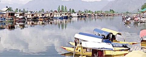 காஷ்மீரில் சுற்றுலாப் பயணிகளை வெகுவாகக் கவரும்  தால் ஏரி.