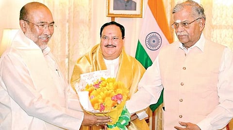 மணிப்பூர் மாநிலம் இம்பாலில் நேற்று நடைபெற்ற பதவியேற்பு விழாவில் முதல்வராக பதவியேற்ற பிரேன் சிங்குக்கு ஆளுநர் இல.கணேசன் கைகுலுக்கி வாழ்த்து தெரிவித்தார். உடன் பாஜக தேசியத் தலைவர் 
ஜே.பி. நட்டா உள்ளார். படம்: பிடிஐ