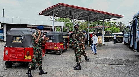 பெட்ரோல் பங்க்-குகளில் மக்கள் போராடுவதைத் தடுக்க ராணுவத்தை நிறுத்திய இலங்கை அரசு