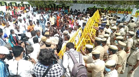 உதவித் தொகையை உயர்த்தி வழங்கக் கோரி சென்னையில் போராட்டத்தில் ஈடுபட்ட மாற்றுத்திறனாளிகளை தடுத்து நிறுத்திய போலீசார் | படங்கள்: எல்.சீனிவாசன்