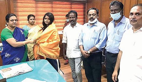 பாரா ஒலிம்பிக் போட்டியில் பங்கேற்க உள்ள மாற்றுத் திறனாளி மாணவி ஜெர்லின் அனிகாவை பாராட்டிய மேயர் இந்திராணி.