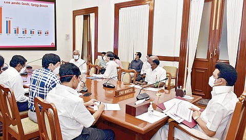 கரோனா தொற்று கட்டுப்பாட்டு நடவடிக்கைகள் குறித்து முதல்வர் ஸ்டாலின் தலைமையில் சென்னை தலைமைச் செயலகத்தில் நேற்று ஆய்வுக் கூட்டம் நடந்தது. இதில், சுகாதாரத் துறை அமைச்சர் மா.சுப்பிரமணியன், தலைமைச் செயலர் இறையன்பு, சுகாதாரத் துறை செயலர் ஜெ.ராதாகிருஷ்ணன் மற்றும் அதிகாரிகள் கலந்துகொண்டனர்.