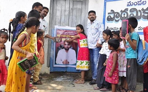 மூடப்பட்ட அரசு பள்ளியை திறக்க உதவிய ஆட்சியர் படத்துக்கு பாலபிஷேகம்