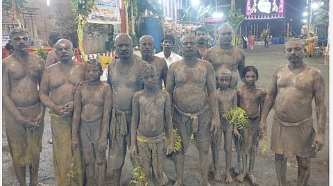 கமுதி முத்துமாரியம்மன் பங்குனி பொங்கல் திருவிழாவை முன்னிட்டு உடல் முழுவதும் சேறு பூசி சேத்தாண்டி வேடமிட்டு நேர்த்திக்கடன் செலுத்திய பக்தர்கள்