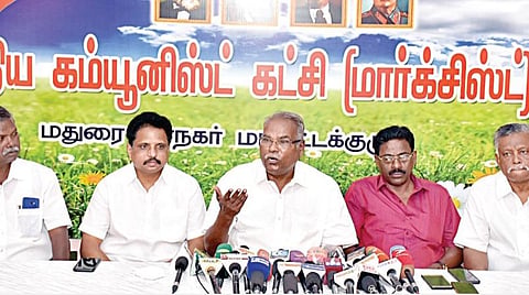 மதுரை கட்சி அலுவலகத்தில் செய்தியாளர்களிடம் பேசிய மார்க்சிஸ்ட் மாநிலச் செயலாளர் கே.பாலகிருஷ்ணன். உடன், சு.வெங்கடேசன் எம்பி, மதுக்கூர் ராமலிங்கம் மற்றும்  நிர்வாகிகள். படம்: எஸ்.கிருஷ்ணமூர்த்தி