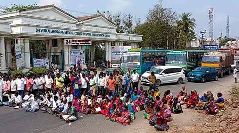 'மருத்துவமனைக்கு கூட செல்ல முடியாது' - 4 வழிச்சாலை பாலம் கட்ட எதிர்ப்பு: புதுச்சேரி - விழுப்புரம் சாலையில் கிராம மக்கள் மறியல்